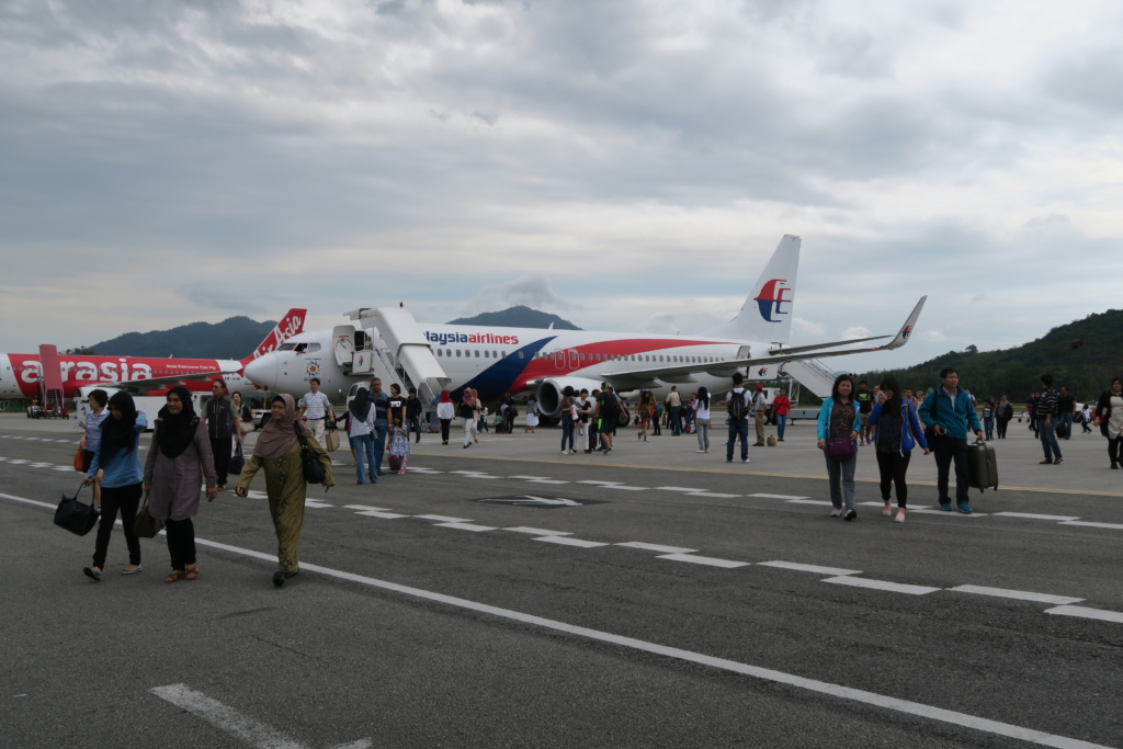 ランカウイ国際空港 - タラップを降りてイミグレへ